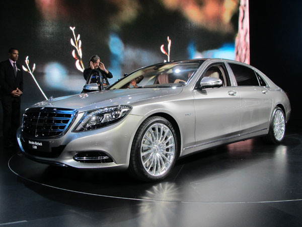 11. Mercedes-Maybach S600: Chiếc xe có giá để cốc làm nóng và làm mát, ghế ottoman giúp đôi chân thoải mái khi ngồi ở ghế sau. Bộ khung dài hơn 8.1 inch so với một chiếc Mercedes hạng S. Dòng xe sử dụng động cơ tăng áp kép V12, 523 mã lực, mô men xoắn 612 lb/ft.