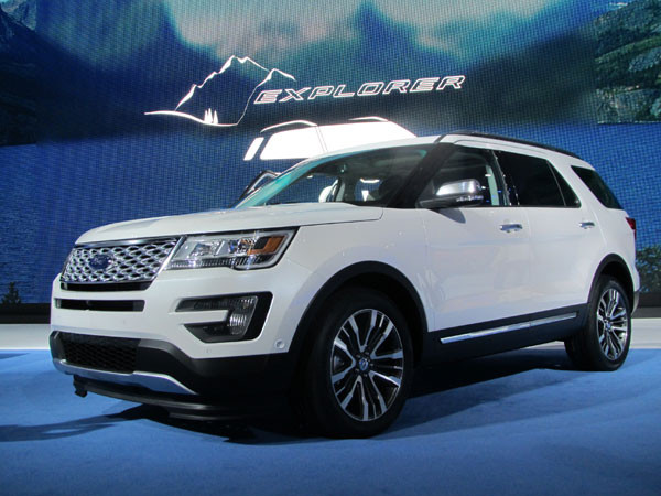9. 2016 Ford Explorer: Các hệ thống truyền động vẫn vậy, nhưng động cơ 2.3 lít EcoBoost được thay thế cho động cơ 2 lít, làm tăng mã lực lên 12,5 đơn vị và mô men xoắn lên 15%. Động cơ mới có thể được ghép nối với ổ đĩa bốn bánh.