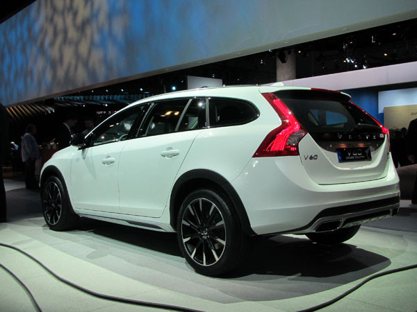 14. 2015 Volvo V60 Cross Country: Dòng V60 được thiết kế cho Audi Allroad, vì vậy có giá chỉ hơn $41,000. Động cơ 5 xi lanh thẳng hàng 250 mã lực, hộp số tự động 6 cấp, cung cấp 30 mã lực nhiều hơn Audi nhưng ít hơn hai bánh răng truyền. Chiếc xe sử dụng hệ thống điều khiển gốc núi để giúp xử lý các dốc nghiêng.