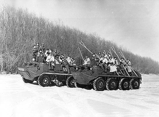 Năm 1964, căng thẳng biên giới Nga - Trung gia tăng, lực lượng quân sự hai nước bắt đầu được tăng cường ở khu vực tranh chấp.