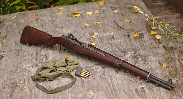 Súng trường M1 Garand của Mỹ, cỡ đạn .30-06 (7,62x63mm); chiều dài 1103mm, trọng lượng 4,32kg, ổ đạn 8 viên. Súng trường bán tự động M1 Garand là súng trường tiêu chuẩn của quân đội Mỹ trong CTTG 2. M1 Garand được quân đội Pháp sử dụng và trang bị cho quân đội của Bảo Đại và giáo phái ở Nam Bộ. QĐNDVN tịch thu và sử dụng nhiều súng loại này.