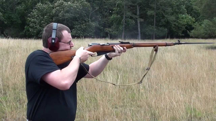 Tiếp theo là súng trường Mosin của Nga, cỡ đạn 7,62x54mm; chiều dài 1306mm, trọng lượng từ 3,45-4,2kg, hộp tiếp đạn 5 viên. Trong chiến tranh Nga-Nhật, quân đội Nhật thu được của Nga và trang bị cho các đơn vị ở Đông Dương, QĐNDVN tịch thu và sử dụng lại sau năm 1945. Trung Quốc cũng viện trợ cho Việt Nam một số súng Mosin, sau đó được trang bị cho bộ đội địa phương.