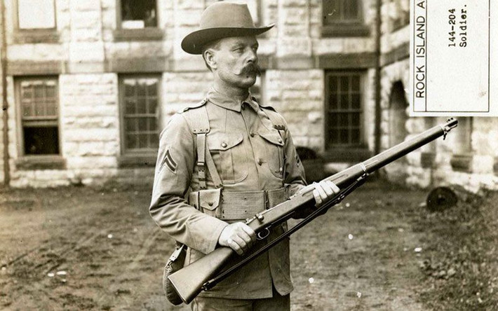 Súng trường M1903 Springfield của Mỹ, cỡ đạn .30-06 (7,62x63mm), chiều dài 1097mm; trọng lượng súng 3,94kg, ổ đạn 5 viên. M1903 là súng trường chính cho quân đội Mỹ tới CTTG 1. Quân đội Pháp sử dụng M1903 do Mỹ cung cấp ở Đông Dương trong thời kỳ đầu. Một số M1903 chiến lợi phẩm được QĐNDVN sử dụng và thường được gọi là "rơ-manh-tông 1903" (Remington).