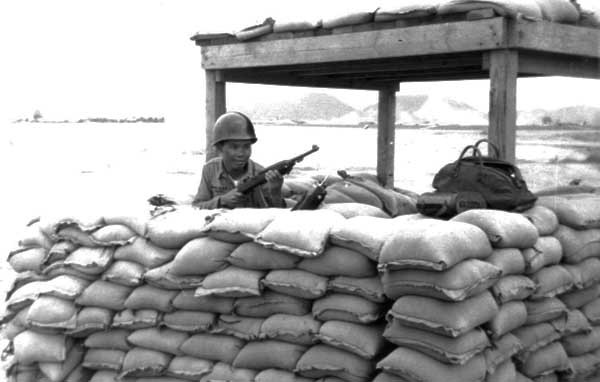 Căn cứ thứ ba là Ubon, trước năm 1972, sân bay Ubon đã 6 lần bị đặc công Việt Nam gài mìn phá hủy nên địch tăng cường bảo vệ an ninh. Trong thời gian này, để đột nhập vào sân bay như những trận đánh trước đây, đối với lực lượng đặc công của ta là rất khó khăn. Và đặc công ta sử dụng cách đánh tập kích hỏa lực.