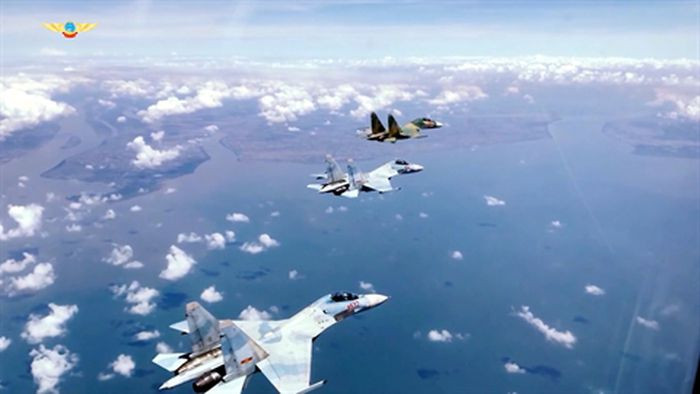 Thứ hai là cú bạt gió giữa trùng khơi, để bảo vệ đất nước, Việt Nam đã mua dòng máy bay tiêm kích hiện đại nhất thế giới. Những phi công tiêm kích xuất sắc nhất được tuyển chọn để khai thác, sử dụng khối tài sản lớn này. Và những gì các phi công tiêm kích Việt Nam đang thể hiện đã không phụ lòng tin của nhân dân.