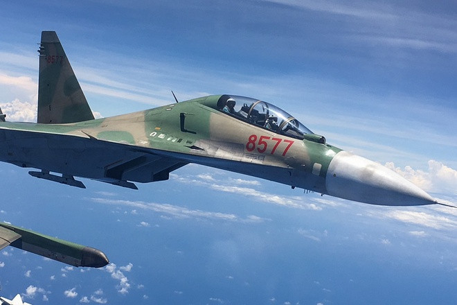 Ngày 9/4/2011, biên đội tiêm kích Su-30MK2 của Trung đoàn 935, do Trung tá Phi đội trưởng Nguyễn Xuân Tuyến chỉ huy, nhận nhiệm vụ bay tuần tiễu quần đảo Trường Sa. Khi hoàn thành nhiệm vụ trở về, cách đất liền 600km, đèn báo nguy trên máy bay của Nguyễn Xuân Tuyến bật sáng.