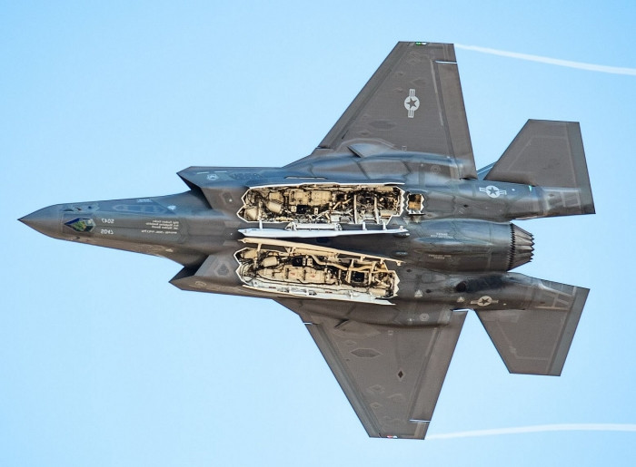 Nhưng theo các chuyên gia của Lockheed Martin, radar của Trung Quốc có thể phát hiện ra chiến đấu cơ F-22 và F-35, khi đang làm nhiệm vụ chiến đấu hay không? Và những máy bay trên có mang theo thùng dầu phụ, hoặc vũ khí bên ngoài khoang vũ khí hay không?