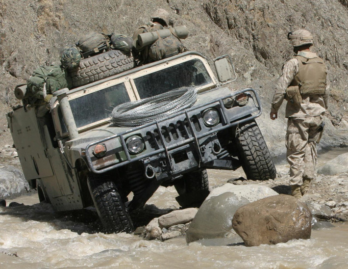 Những chiếc xe địa hình quân sự Humvee của quân đội Mỹ, chắc chắn được quân đội nước ngoài ưa thích - đặc biệt là khi chúng nằm trong diện "miễn phí". Từ năm 2012 đến 2018, đã có 23 quốc gia yêu cầu mua 16.005 chiếc Humvee đã qua sử dụng; Trung Đông và Châu Phi chiếm 75% nhu cầu.