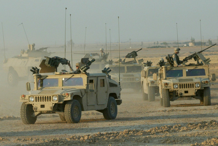 Không có gì đáng ngạc nhiên, khi nhà sản xuất xe Humvee là AM General đã tranh luận. “Tổng cộng từ năm 2015 đến 2018, đã có 11 yêu cầu chuyển nhượng, với số lượng 4.000 xe; số xe cũ này tương đương với số xe Humvee mà dây chuyền chính hãng có thể sản xuất trong vòng 3 năm".