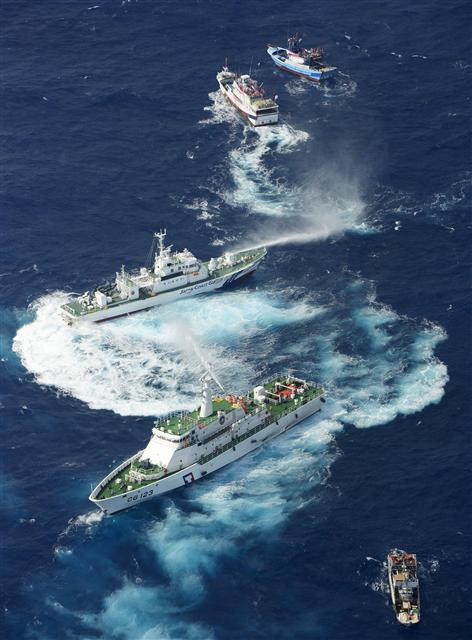 Bộ Ngoại giao Trung Quốc đã ra tuyên bố, nhắc lại “lập trường nghiêm túc về vấn đề quần đảo Điếu Ngư”, yêu cầu Nhật Bản tránh có những hành động làm phức tạp thêm tình hình. Trung Quốc kêu gọi Nhật Bản thực hiện nghiêm túc các thỏa thuận theo "Hiệp định nghề cá Trung Quốc - Nhật Bản" và cùng với Trung Quốc duy trì trật tự nghề cá ở vùng biển liên quan.