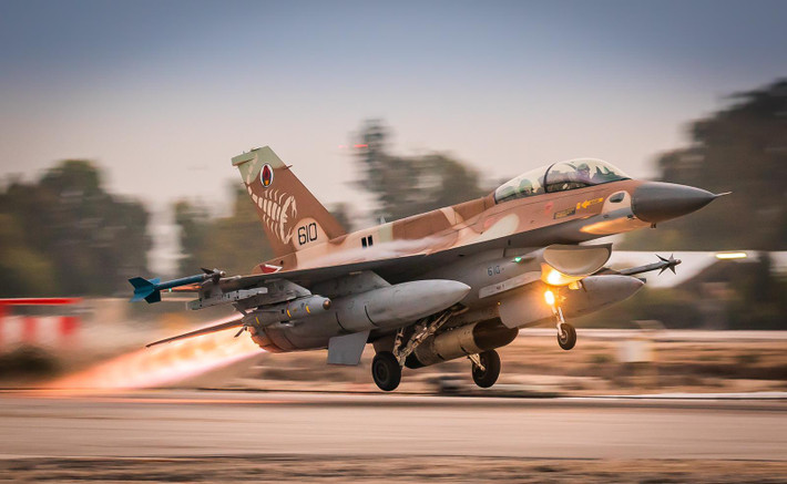 Thành công của lực lượng không quân Mỹ và Israel trong bảy mươi lăm năm qua, là nhờ vào các phi hành đoàn được đào tạo bài bản. Một số nhà phân tích lưu ý rằng, các phi công quân sự Nga ngày nay nhận được ít giờ bay huấn luyện hơn so với các đồng nghiệp phương Tây.
