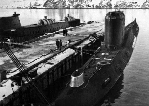 Vào giữa những năm 1980, các tàu ngầm bắt đầu hết tuổi thọ sử dụng. Từ năm 1987, chiếc Echo Is lâu đời nhất rời hạm đội để ngừng hoạt động và các tàu ngầm tấn công lớp tháng 11 tiếp nối vào năm 1988. Nhưng việc loại bỏ những chiếc tàu ngầm này, không được Liên Xô làm đúng cách.