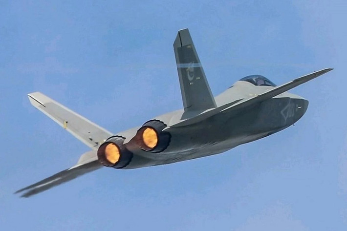 Trước khi tiêm kích tàng hình Su-57 đi vào hoạt động trong biên chế Không quân Nga vào tháng 12/2020, Trung Quốc và Mỹ là 2 quốc gia trên thế giới, đã phát triển và triển khai các máy bay chiến đấu thế hệ thứ 5 nội địa, và cả hai quốc gia, cùng phát triển hai mẫu chiến đấu cơ tàng hình.