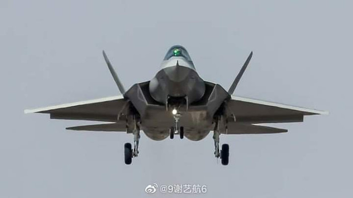 Tiêm kích hạng nặng J-20 bắt đầu được đưa vào trang bị cho trong lực lượng Không quân Trung Quốc từ tháng 3/2017, còn loại J-20B (phiên bản nâng cấp của J-20) đã được đưa vào sản xuất vào năm 2020 và loại máy bay này đã bị truyền thông Trung Quốc phát hiện là đã được thử nghiệm.