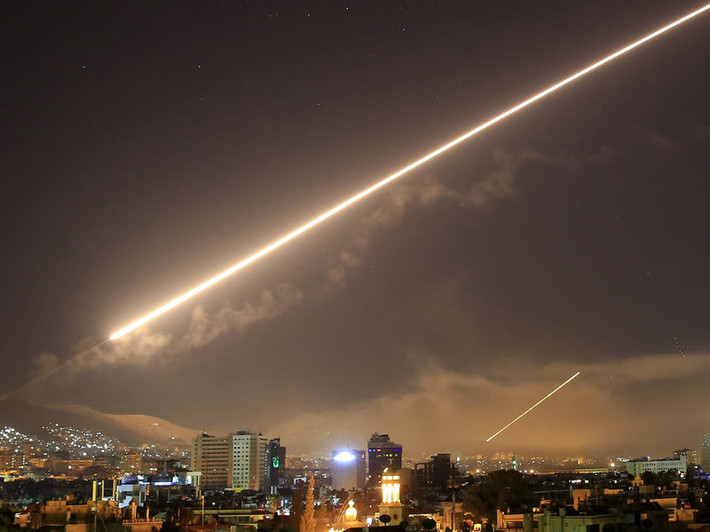 Vào đêm diễn ra cuộc tấn công, máy bay quân sự và tàu chiến đã bắn tên lửa vào Syria từ ba hướng. Các tàu ở hướng thứ tư, chỉ thực hiện các động tác nghi binh, thu hút sự chú ý của lực lượng phòng không Nga và Syria.
