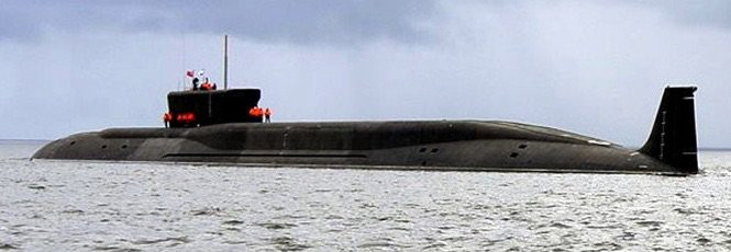 Các lớp tàu SSN và SSBN hiện đại nhất, không bao giờ phải tiếp nhiên liệu trong vòng đời của tàu. Các tàu ngầm chạy bằng năng lượng hạt nhân tốn kém hơn nhiều trong việc vận hành và chế tạo, so với các tàu ngầm chạy bằng điện diesel. Tuy nhiên, khả năng tác chiến kéo dài của tàu hiệu quả hơn và tốt hơn rất nhiều.