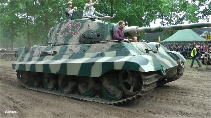 Xe tăng hạng nặng Tiger II, hoặc King Tiger, với trọng lượng lên tới 75 tấn, lớn hơn người tiền nhiệm của nó. Còn pháo tăng là loại KwK 43 88-mm, có thể bắn thủng giáp 130 mm ở khoảng cách 2 km. Với hai loại xe tăng chủ lực của phe Đồng minh khi đó là Sherman và T-34, thì Tiger II thực sự là cơn “ác mộng”.