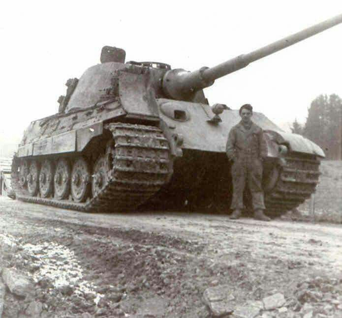 Tiger II cũng có nhiều cải tiến so với Tiger I, đó là sử dụng lớp giáp nghiêng như T-34 của Liên Xô; tháp pháo có thể xoay tròn 360° trong vòng chỉ 19 giây so với Tiger I là 60 giây; cho phép pháo thủ có thể lấy đường ngắm nhanh hơn Tiger I nhiều lần.