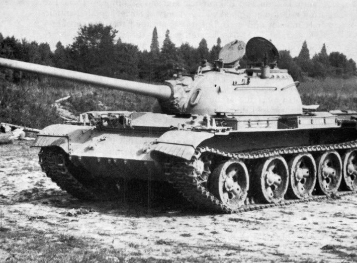 Sau năm 1945, các quốc gia chuyển sang chế tạo xe tăng chiến đấu chủ lực, có đủ hỏa lực và giáp để chọc thủng hệ thống phòng thủ của đối phương, giống như xe tăng hạng nặng; đồng thời đủ khả năng cơ động để làm các mũi đột phá như xe tăng hạng trung và hạng nhẹ; tiêu biểu như M-48 của Mỹ hoặc T-54 của Liên Xô và vẫn còn được sử dụng đến ngày nay. Nguồn ảnh: Pinterest.