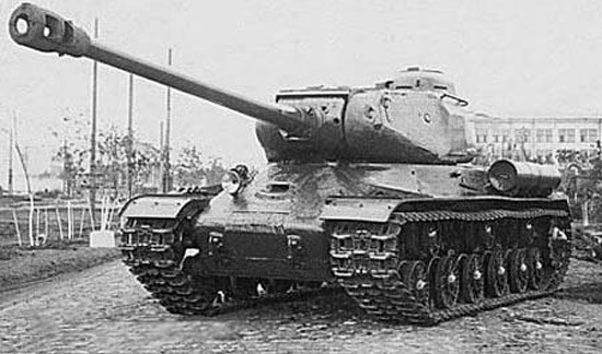 Một khuyết điểm của xe tăng IS-2 đó chính là pháo tăng. Về lý thuyết, pháo tăng 122 mm của xe tăng IS-2 rất mạnh, có thể xuyên thủng giáp Tiger II ở cự ly đến 1.600 mét. Tuy nhiên, trọng lượng đạn nặng, dẫn đến tốc độ bắn chậm và khả năng mang đạn trên xe hạn chế.