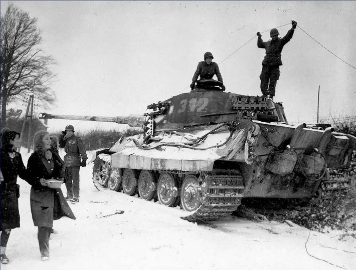 Mặc dù có trọng lượng “siêu nặng”, nhưng Tiger II có khả năng di chuyển rất tốt, với tốc độ trên đường nhựa có thể đạt 40 km/h, so với Sherman và T-34 là 50 km/h. Không giống như “siêu pháo” Maus của Đức nặng 200 tấn, thậm chí không thể đi qua nhiều cây cầu ở châu Âu, thì King Tiger là một thiết kế khả thi.