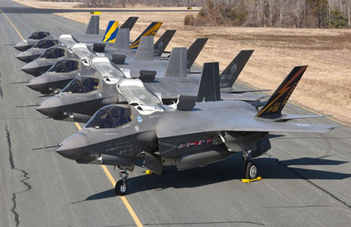 Tuy nhiên, ngoài cấu hình vũ khí và khả năng tàng hình, F-35B không có bất kỳ ưu điểm nào đáng nói, kể cả trong lĩnh vực không chiến. Theo tuyên bố chính thức của Anh, giới hạn quá tải tối đa của F-35B chỉ là 7G, điều này không chỉ khiến nó không thể đánh trả trong phạm vi gần, mà còn ảnh hưởng đến khả năng thoát khỏi không chiến.