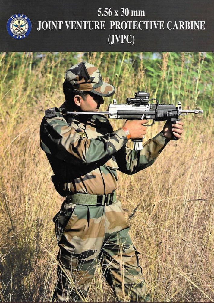 Giống mẫu súng Uzi, Carbine JVPC được làm bằng kim loại, trong khi có vỏ bằng polyme. Một yếu tố bất thường trong thiết kế là vị trí của mấu lưỡi lê, nằm phía trên nòng súng ngay phía trước đầu ngắm. Súng được thiết kế chiếc đai ba điểm để binh lính có thể mang súng qua vai.