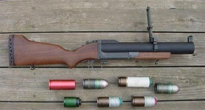 Binh lính được biên chế M-79, sẽ không mang theo M-16, họ sẽ được trang bị một khẩu súng ngắn cỡ nòng .45. Các loại đạn của M-79 bao gồm đạn nổ, khói, khí CS, chất nổ cao, đạn nổ kép, pháo sáng và các loại đạn kiểm soát chống bạo động. M-79 được biên chế từ năm 1961, và đến những năm 1970 được thay thế bằng M-203, gắn dưới nòng súng M-16.