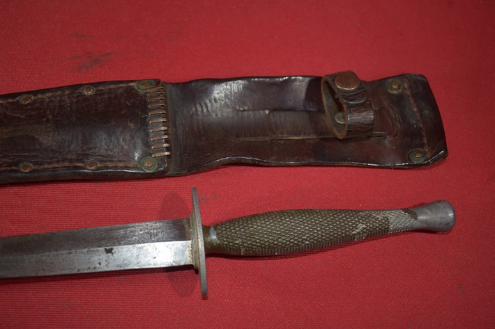 Thứ tư là dao găm chiến đấu Marine Raider Stiletto, con dao găm một lưỡi nhọn, hai mặt mỏng với phần bảo vệ tay hình thánh giá. Được trang cho Thủy quân Lục chiến trong thế chiến thứ hai.