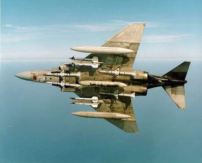 Tên lửa không đối không tầm xa AIM-54 Phoenix được trang bị trên F-14, có hệ thống dẫn đường và ra đa cực kỳ tinh vi vào lúc bấy giờ. Được biên chế từ năm 1974, với khả năng bắn hạ 6 mục tiêu cùng lúc, tầm bắn gần 200 km.