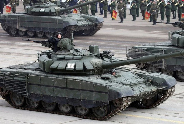 Lực lượng tăng cường bao gồm xe tăng chiến đấu T-72B3M, một trong những vũ khí mới nhất của Nga, máy bay chiến đấu Su-30SM. Kaliningrad cũng là trụ sở Hạm đội Baltic của Nga, được bảo vệ vững chắc bởi các hệ thống tên lửa hành trình chống hạm tầm xa P-800, có khả năng bao phủ phần lớn biển Baltic.
