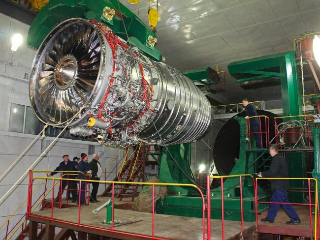 Động cơ phản lực NK-32, được đưa vào sử dụng từ năm 1983, dùng cho cả Tu-160 và Tu-144 siêu thanh. Phiên bản Tu-160M với 4 động cơ NK-32-02M2, cho Tu-160M có tốc độ tối đa 2.200 km/h ở chế độ đốt sau, tầm bay sẽ tăng thêm 1.000 km (tương đương 13,5 nghìn km). Cần lưu ý rằng, Tu-160M nếu bật chế độ đốt sau, có thể bay trong 45 phút, nhưng F-35 (1.930 km/h) thì ít hơn nhiều.