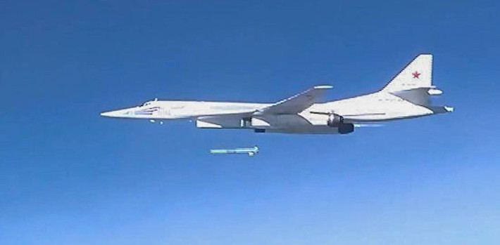 Vũ khí mới của Tu-160M cũng sẽ vẫn trang bị cả vũ khí hạt nhân và thông thường. Nhưng thay vì "bom ngu" như dưới thời Liên Xô, Tu-160M trang bị tên lửa hành trình Kh-101 mới, do Nga phát triển, tầm bắn đến 5.500 km; một chiếc Tu-160M có thể mang 12 tên lửa Kh-101.