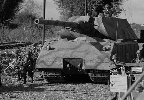 Siêu xe tăng hạng nặng Panzer-VIII, loại xe tăng hạng siêu nặng này nặng tới 188 tấn, dài 10,2 mét, rộng 3,71 mét và cao tới 3,63 mét. Do quá tốn chi phí để sản xuất, chỉ có duy nhất hai chiếc được ra đời. Trong đó một chiếc chưa hoàn thiện, chỉ có khung gầm xe và chưa có tháp pháo.