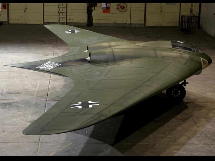 Horten 229, máy bay ném bom sử dụng động cơ phản lực đầu tiên của thế giới, tốc độ có thể đạt tới ngưỡng 1000km/h. Dự án bí mật của Hitler, mang “mật danh” Horten 229, đây là chiến đấu cơ đầu tiên sử dụng thiết kế mới của Đức, được xem là tiền thân của B-2 Spirit của Mỹ.