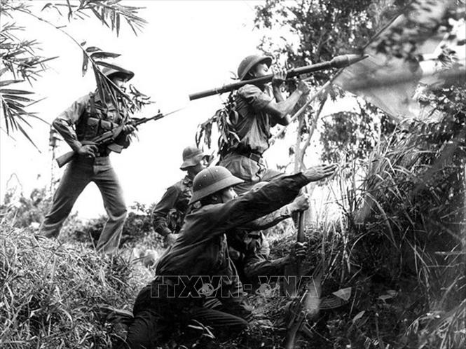 Nhiều chiến sĩ bị thương nặng nhưng không hề rên la, nhiều chiến sĩ không để đồng đội băng bó mà vẫn chiến đấu cho đến hơi thở cuối cùng. Có người ở trận đầu đã bị thương đến trận sau tiếp tục dính đạn, nhưng vẫn kiên cường chiến đấu cho đến khi bản thân không thể trụ được nữa, lăn ra bất tỉnh.