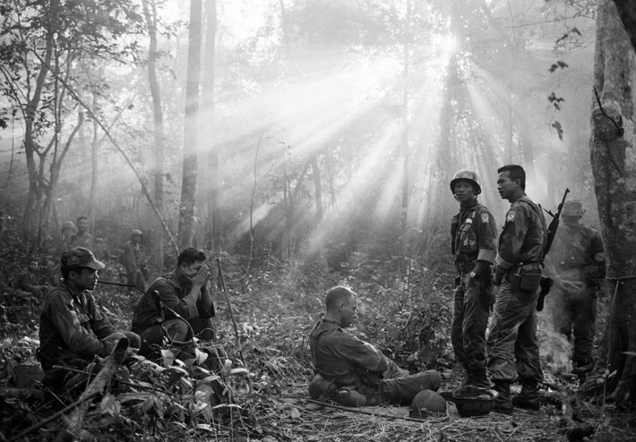 Đội hình địch vỡ ra từng mảng, chúng kêu thét, xin ta dừng bắn để ra hàng. Các chiến sĩ dùng đèn pin làm tín hiệu chỉ hướng an toàn cho bọn giặc. Hàng trăm tên nối nhau bước đi run rẩy. Nhiều thằng sụt sịt khóc, súng, lựu đạn chúng bỏ lại từng đống trong vườn mía.