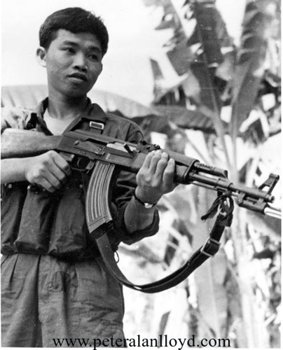 Anh bất ngờ hô lớn: “Hàng sống, chống chết. Các anh bị bao vây rồi!”. Tiếng động dưới lòng máng im bặt. Loan hô tiếp, giọng gay gắt: “Các trung đội B.40, B.41 chuẩn bị !”. Bọn địch hoảng hốt bò lên khỏi mương xin hàng, gồm 15 tên lính Ngụy và một cố vấn Mỹ. Loan giao Quân và Mưu dẫn địch về đơn vị.
