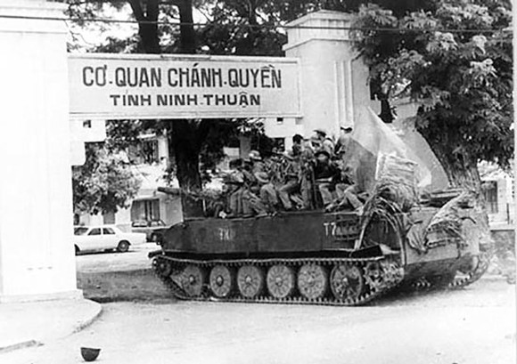 Trong những ngày tháng tư lịch sử, sở chỉ huy Sư đoàn (Sư đoàn 3 Sao Vàng), đang theo dõi sát diễn biến chiến đấu trên toàn tỉnh. Các đơn vị liên tiếp báo cáo đã bắt được nhiều tên sĩ quan cấp tá và cấp úy, nhưng chưa thấy đơn vị nào báo cáo bắt được bọn chỉ huy Quân đoàn 3 (Ngụy) và những tên chỉ huy cao cấp khác.