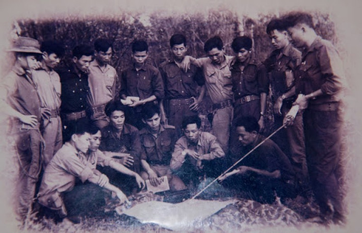 Tháng 5/1971, đồng chí Lê Toàn, Chính trị viên tiểu đoàn Đặc công 1A, đã cùng một tổ công tác sang Campuchia, rồi lên sát biên giới Thái Lan bắt liên lạc và thành lập một tổ đặc công gồm các anh Trần Thế Lại, Bùi Văn Phương, Vũ Công Đài lúc đó đang hoạt động trên đất Thái Lan. Đồng chí Lê Toàn giao nhiệm vụ đánh sân bay Utapao cho tổ đặc công này.