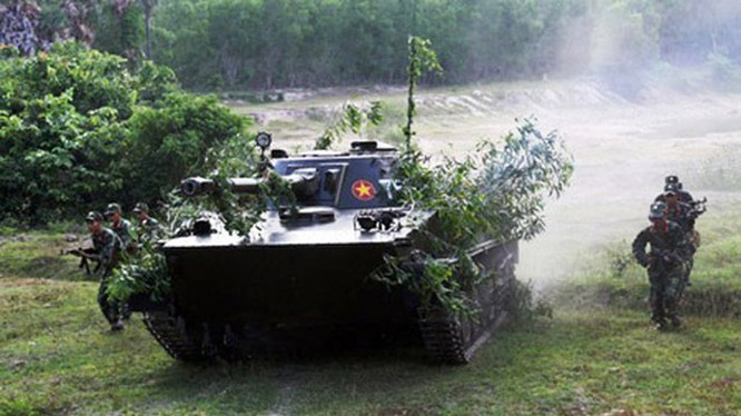 Xe tăng lội nước PT-76 được trang bị một pháo chính 76mm mạnh mẽ và khả năng cơ động rất cao nhưng lại có vỏ giáp quá mỏng, chỉ có thể chống được súng bộ binh và súng máy 12.7mm.