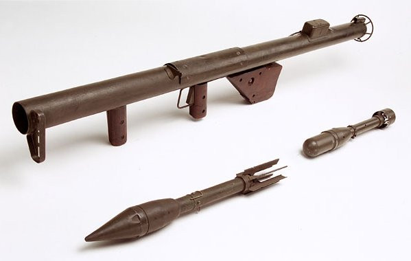 Tiếp theo là súng phóng hoả tiễn M1 Bazooka của Mỹ, có cỡ nòng 60mm; chiều dài là 1370mm; trọng lượng 6,8kg. Tầm bắn tối đa 365m, tầm bắn hiệu quả 135m; sức xuyên thép 100mm. Súng phóng hoả tiễn M1 Bazooka sử dụng đầu đạn lõm chống tăng, là súng chống tăng chủ lực của bộ binh Mỹ trong Chiến tranh Thế giới thứ hai.