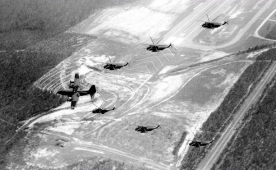23 giờ ngày 20/11/1970, năm máy bay lên thẳng chở quân tập kích rời sân bay Udon, Thái Lan bay vào miền bắc Việt Nam, có nhiều máy bay dẫn đường, tiếp dầu, hộ tống. 103 biệt kích Mỹ được 3 chiếc trực thăng cỡ lớn HH-53 chở đến mục tiêu. Cùng đi với 3 trực thăng này còn có 1 chiếc C-130 dẫn đường, cùng 2 chiếc C-141 dự kiến sẽ chở tù binh từ Sơn Tây về.