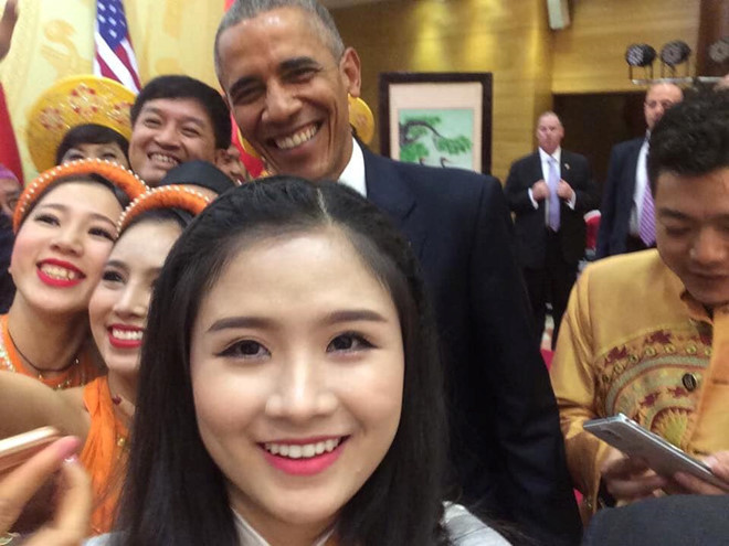 Sau khi Hoàng Hậu Phương Đông khoe tấm hình chụp cùng cựu Tổng thống Obama lên mạng xã hội, bạn bè và cả người lạ dành nhiều lời khen, chúc mừng cô gái. Bức ảnh nãy đã nhận về lượt yêu thích khá lớn.
