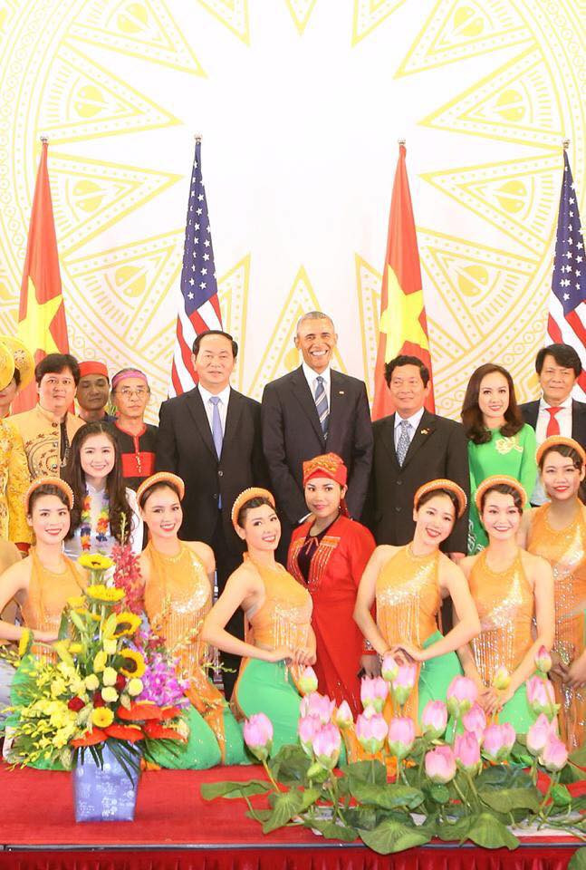 9X gây ấn tượng sâu đậm với cái tên lạ và ngoại hình xinh xắn, dàng trong tà áo dài, biểu diễn đàn Guitar Hawaii tại lễ đón tiếp ông Barack Obama trong chuyến công cán kéo dài 3 ngày của cựu tổng thống Mỹ tại Việt Nam tháng 5/2016.