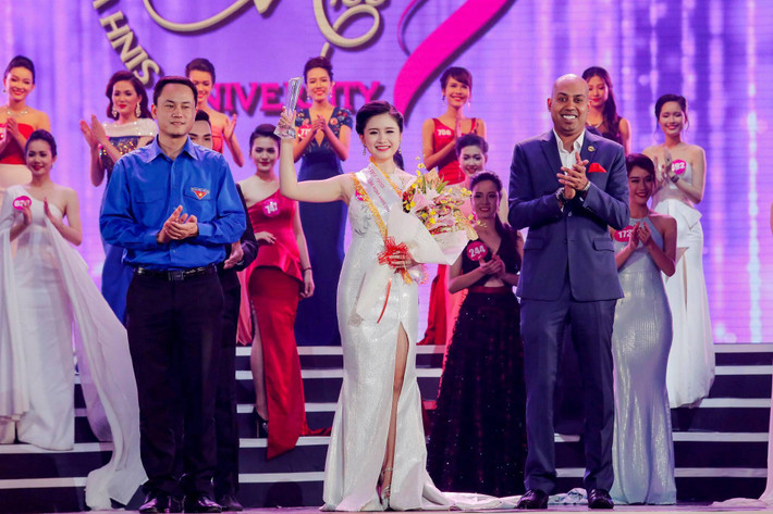Phương Đông đã đạt top 5 và danh hiệu "Nữ sinh Tài năng" tại cuộc thi Hoa khôi Sinh viên Việt Nam 2016.