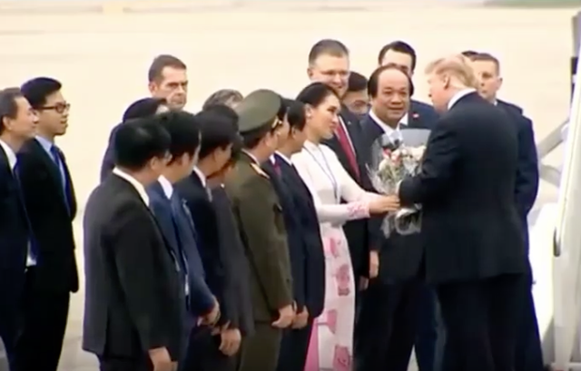 Chiều 28/2, Tổng thống Mỹ Donald Trump ông rời Việt Nam sau khi Hội nghị Thượng đỉnh Mỹ-Triều lần 2 kết thúc. Nữ sinh vinh dự được nhận trọng trách tặng hoa tiễn TT Mỹ là Đào Lê Linh Chi, sinh viên năm 3 Học viện Ngoại giao Việt Nam.