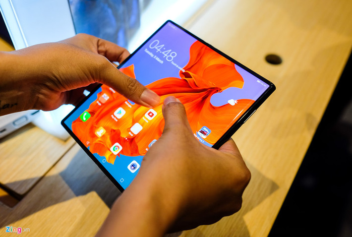 Khi sử dụng ở chế độ mở rộng, Mate X có màn hình OLED kích thước 8 inch, tỷ lệ 8:7,1, độ phân giải 2.480 x 2.200 pixel.