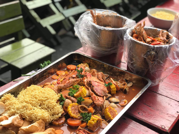 Với những ai từng có dịp đặt chân đến xứ sở chùa Vàng và may mắn được thưởng thức món " hải sản xô" này thì chắc chắn sẽ khó mà quên được hương vị tuyệt vời ấy.