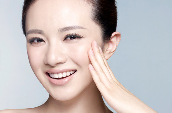 Bên cạnh đó lông sẽ nhanh chóng mọc lại sau vài ngày, khi mọc lại lông sẽ dày, đen và cứng hơn trước. Vì vậy, theo các chuyên gia, bác sĩ da liễu, để đảm bảo an toàn cho làn da thì không nên thực hiện cạo lông mặt tại nhà.